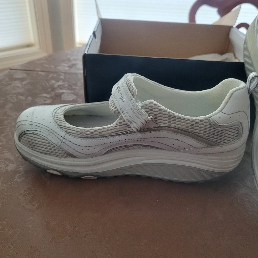 Skechers Shape-Ups Women's Walking Shoes, White, Size 11, Very good pre-owned